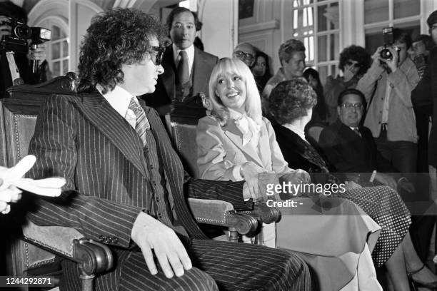 French singer Michel Sardou and his wife Elisabeth Haas celebrate their wedding at the city hall of Neuilly on October 14, 1977.