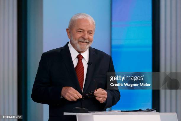 Former president and candidate Luiz Inacio Lula Da Silva of Worker’s Party pose for press photographers before a debate organized by Brazilian media...