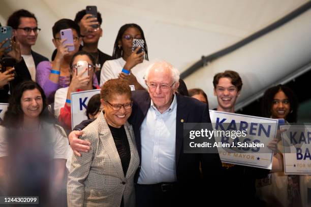 Senator Bernie Sanders speaks during a rally to support Karen Bass..., Nieuwsfoto's