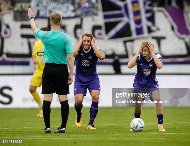 Ulrich Taffertshofer and Sam Schreck of FC Erzgebirge Aue react to referee Steven Greif during the 3. Liga match between Erzgebirge Aue and SV 07...