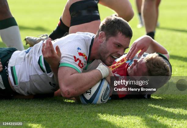 Ben Donnell of London Irish scores his sides second try during the Gallagher Premiership Rugby match between Harlequins and London Irish at...