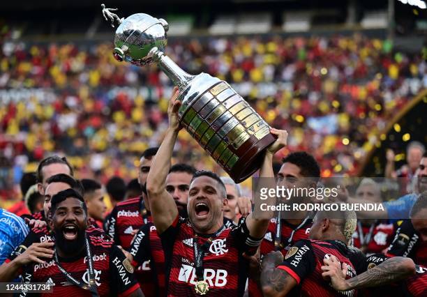 Flamengo's Brazilian midfielder Diego lifts the trophy after winning the Copa Libertadores final, after the football match between Brazilian teams...