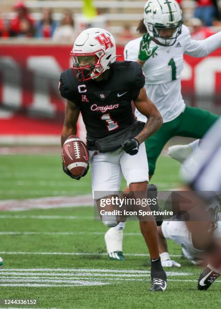 Houston Cougars wide receiver Nathaniel Dell carries the ball in the first quarter during the college football game between the South Florida Bulls...