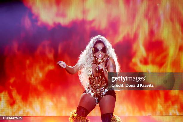 Mary J. Blige performs in concert at Atlantic City Boardwalk Hall on October 29, 2022 in Atlantic City, New Jersey.