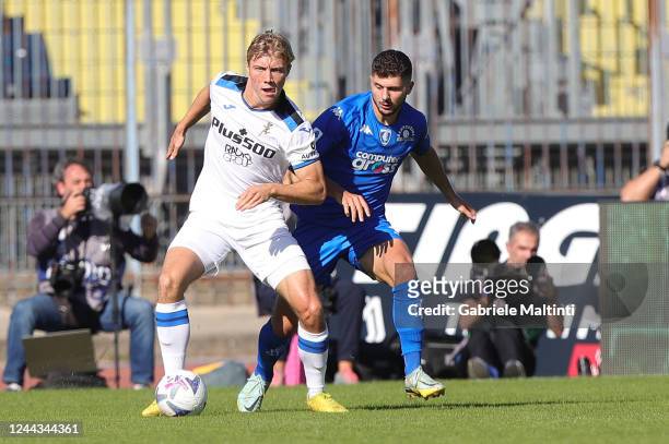 Rasmus Winther Højlund of Atalanta BC in action against Liberato Cacace of Empoli FC during the Serie A match between Empoli FC and Atalanta BC at...