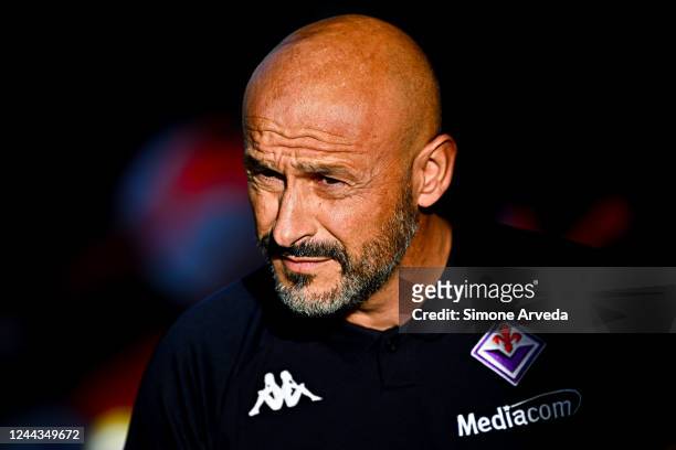 Vincenzo Italiano head coach of Fiorentina looks on prior to kick-off in the Serie A match between Spezia Calcio and ACF Fiorentina at Stadio Alberto...