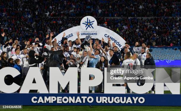 Sergio Rochet captain of Nacional lifts the trophy to celebrate with his teammates after winning the Uruguayan Championship between Liverpool and...