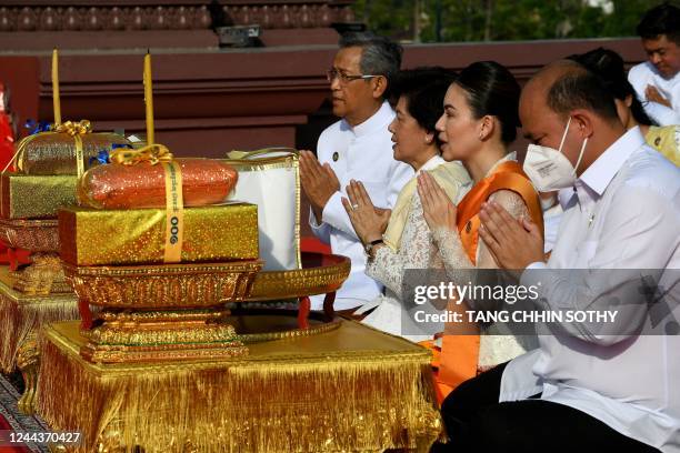 Hun Many Sign King Norodom Sihanouk Photos and Premium High Res Pictures - Getty Images