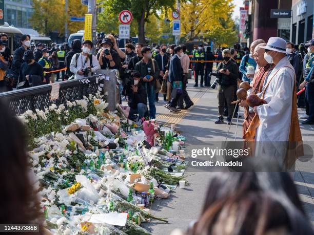 Mourners visit the site of the incident and pays tribute the site of the Itaewon disasters in the district of Itaewon in Seoul on October 31 two days...