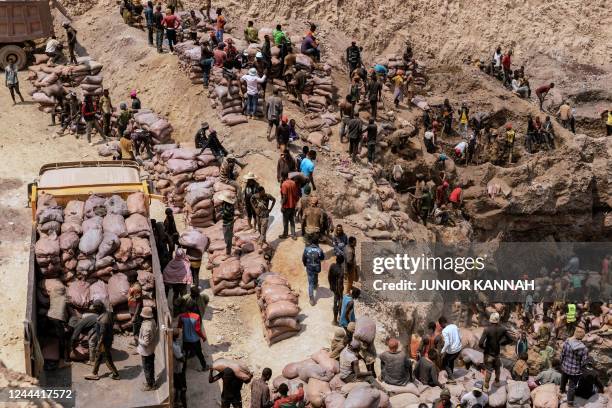 General view of artisanal miners working at the Shabara artisanal mine near Kolwezi on October 12, 2022. - Some 20,000 people work at Shabara, in...