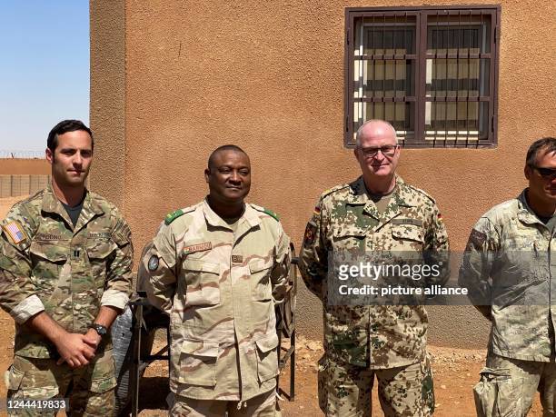 November 2022, Niger, Tillia: Eberhard Zorn , Inspector General of the German Armed Forces, stands next to Brigadier General Moussa Salaou Barmou ,...