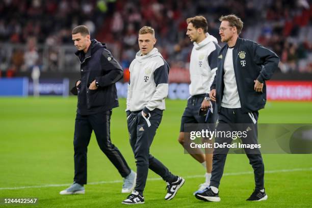 Joshua Kimmich of Bayern Muenchen, Psychologe Dr. Maximilian Pelka of Bayern Muenchen, Robin Gosens and Leon Goretzka of Bayern Muenchen look on...