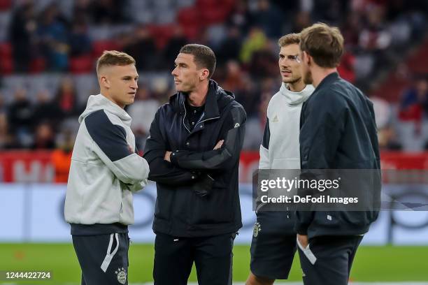 Joshua Kimmich of Bayern Muenchen, Psychologe Dr. Maximilian Pelka of Bayern Muenchen, Robin Gosens and Leon Goretzka of Bayern Muenchen look on...