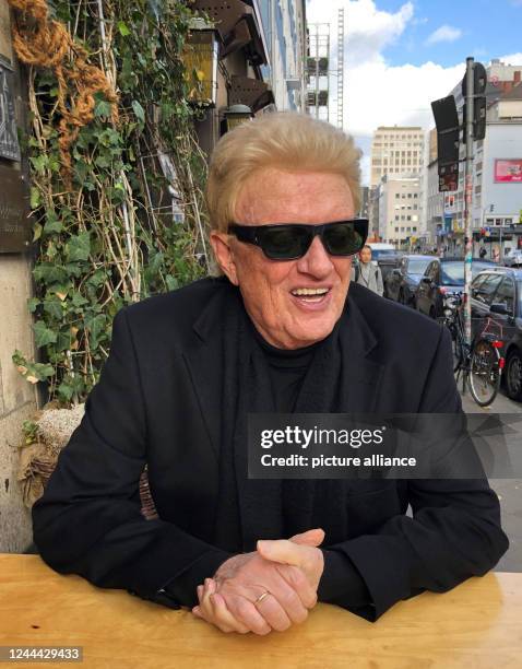 November 2022, Duesseldorf: Singer Heino stands in front of an Altbier brewery on Düsseldorf's Oststrasse. In a few days, the 83-year-old will go on...