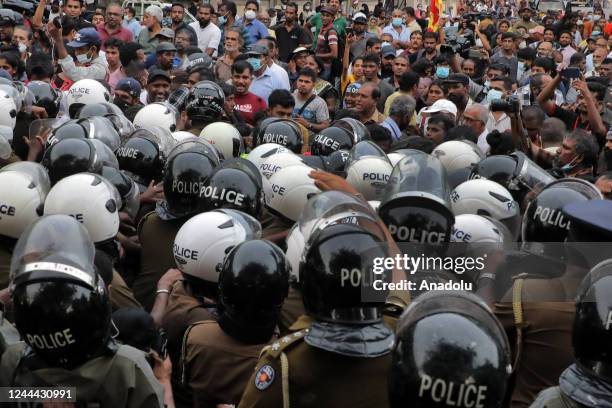 Move Member Riot 432 Sri Lankan Members Of Parliament Stock Photos, High-Res Pictures ...