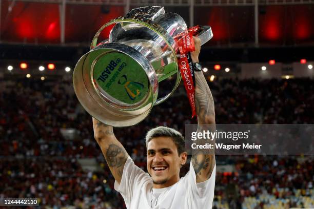 Pedro of Flamengo lifts the Copa do Brasil trophy before a match between Flamengo and Corinthians as part of Brasileirao 2022 at Maracana Stadium on...