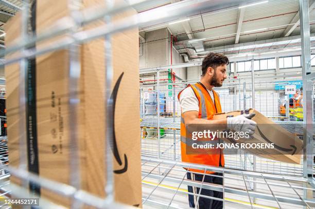 Sorting. Amazon 4,100 Amazon Employees Stock Photos, High-Res Pictures, and Images ...
