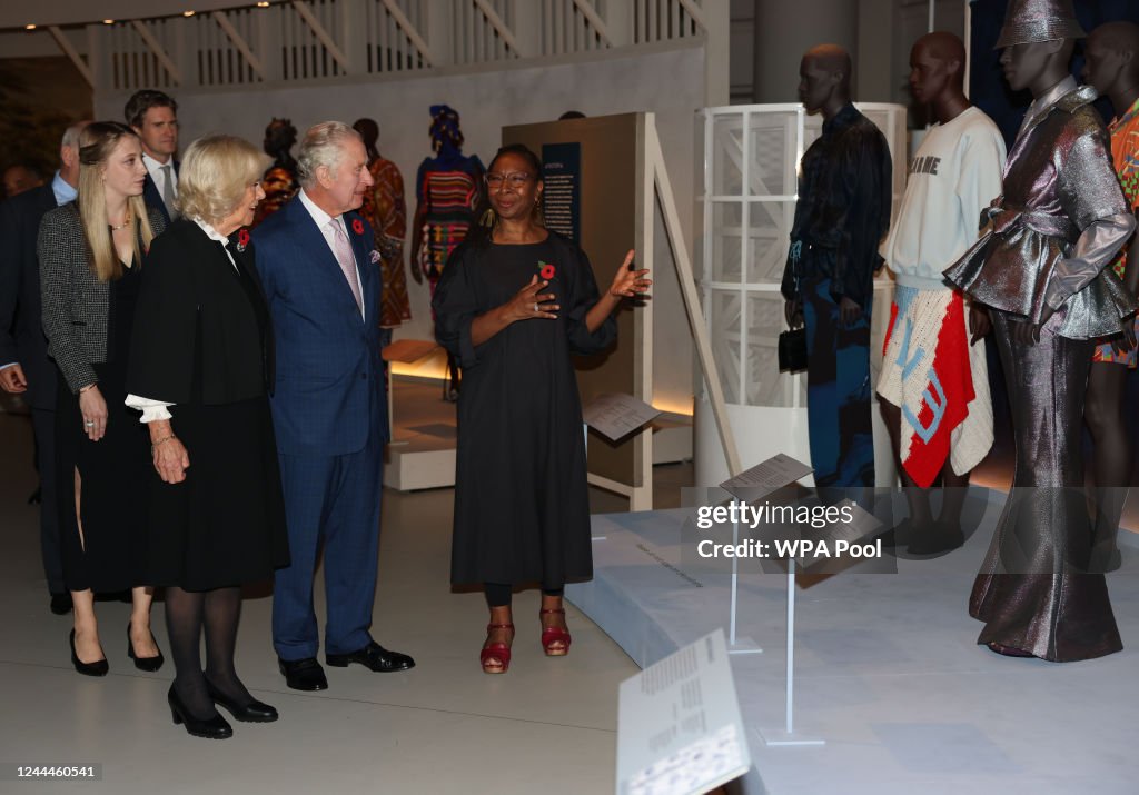 Король Карл III и королева Камилла посещают выставку «Африканская мода» в Музее 