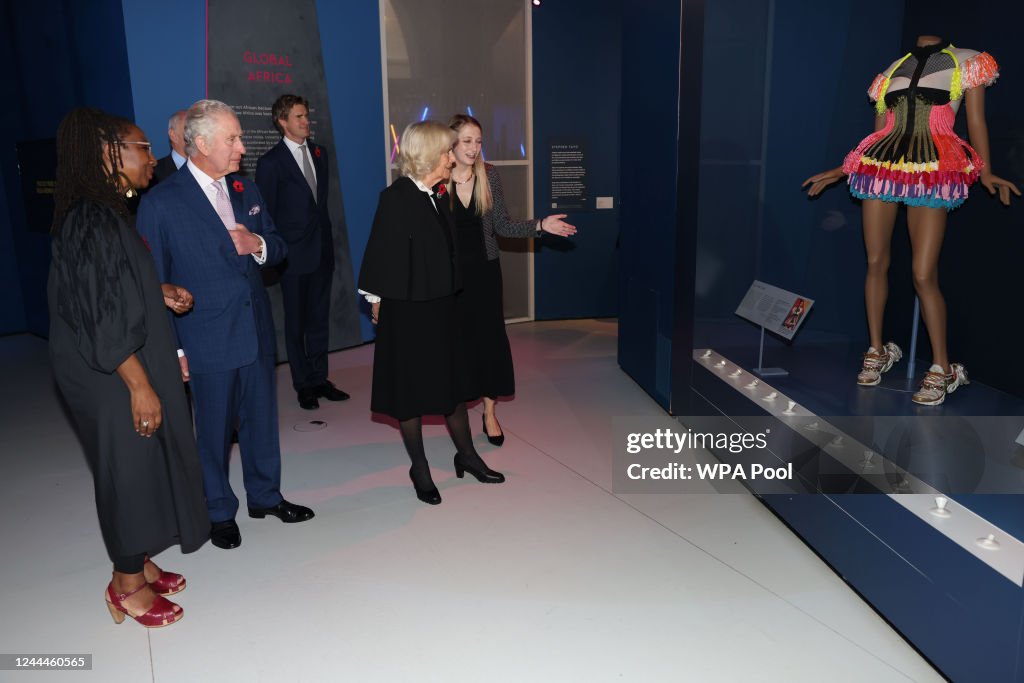 Король Карл III и королева Камилла посещают выставку «Африканская мода» в Музее 