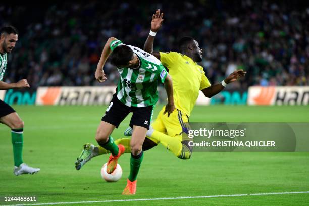 Helsinki's Ghanaian forward Malik Abubakari vies with Real Betis' Spanish defender Edgar Gonzalez during the UEFA Europa League 1st round group C...