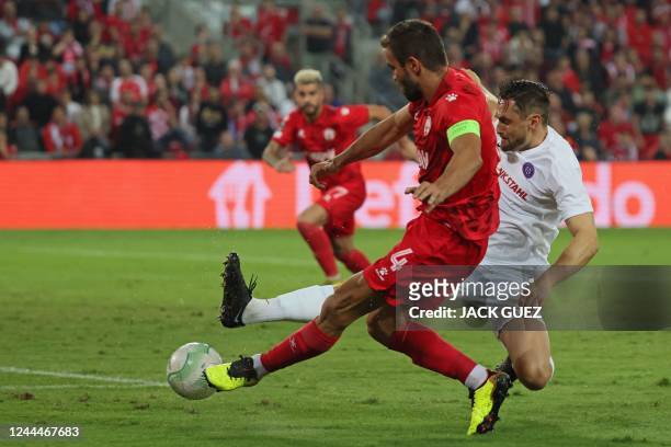 Austria Wien's Austrian defender Ziad El Sheiwi vies for the ball with Austria Wien's Australian midfielder James Holland during the UEFA Europa...