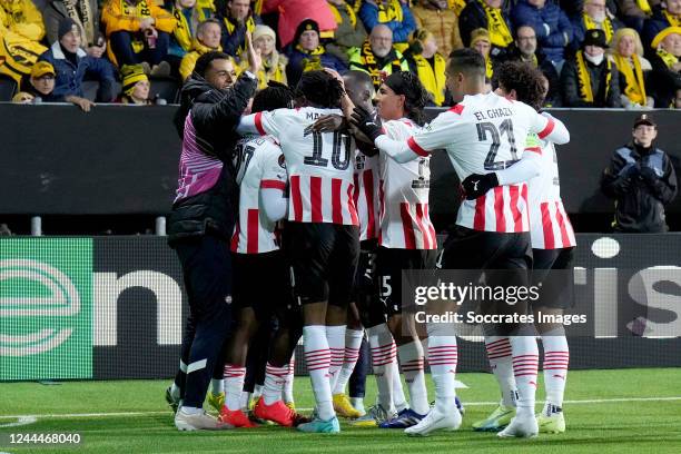 Johan Bakayoko of PSV celebrates 0-2 with Cody Gakpo of PSV, Xavi Simons of PSV, Richard Ledezma of PSV, Phillipp Mwene of PSV, Noni Madueke of PSV,...