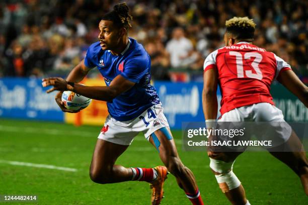 France's Jefferson Lee Joseph runs with the ball against Britain on the first day of the Hong Kong Sevens rugby tournament on November 4, 2022.