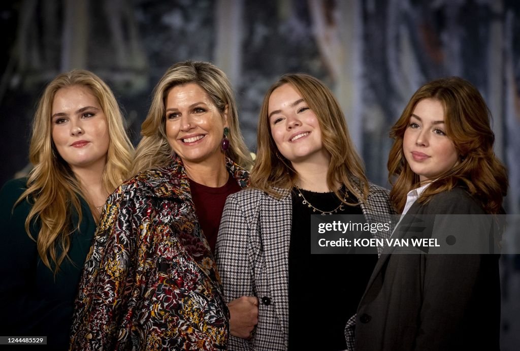 Dutch Princesses Names Dutch Queen Maxima pose with Princesses Ariane , Alexia and Amalia ...
