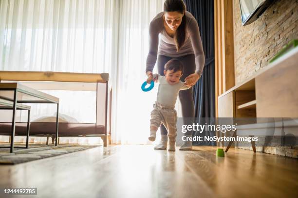 baby's first steps - primeiros passos imagens e fotografias de stock