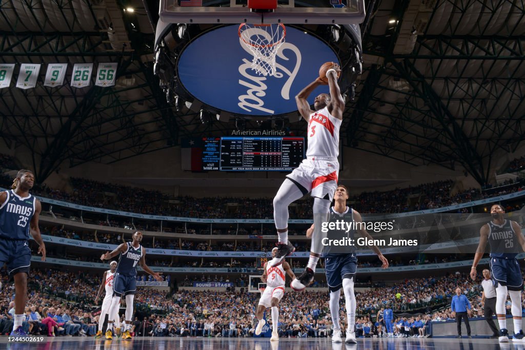 Dallas Raptors OG Anunoby of the Toronto Raptors drives to the basket against the ...