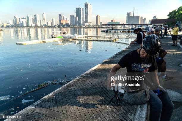 People enjoy their time at the seawall beside Manila bay in Manila, Philippines on November 5 within World Tsunami Awareness Day.