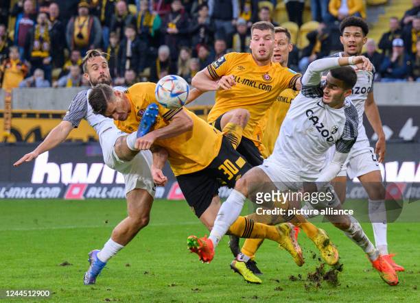 November 2022, Saxony, Dresden: Soccer: 3rd league, SG Dynamo Dresden - SC Freiburg II, Matchday 15, Rudolf-Harbig-Stadion. Dynamo's Stefan Kutschke...