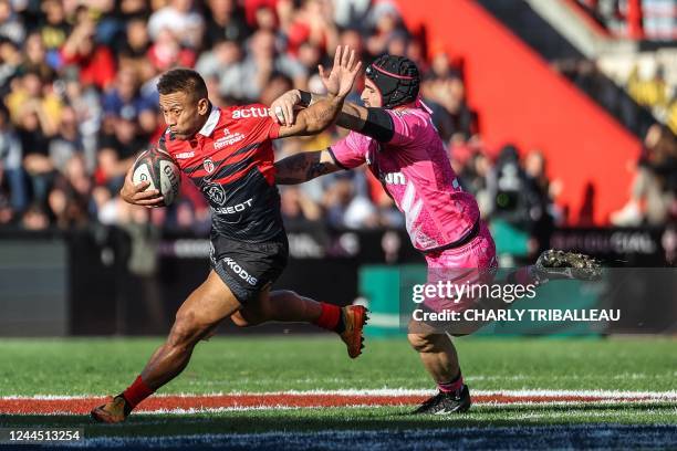 Toulouse's Samoan winger Tim Nanai-Williams is tackled by Stade Francais' French centre Alex Arrate during the French Top14 rugby union match between...