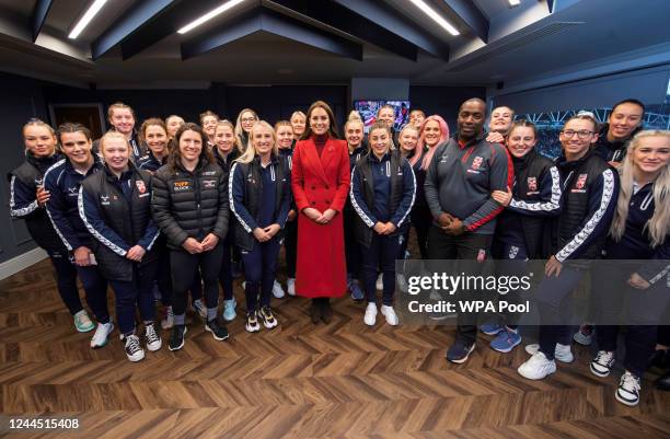 Catherine, Princess of Wales poses for a photograph with England Women's Rugby League players and the Canadian captain Gabrielle Hindley as she...