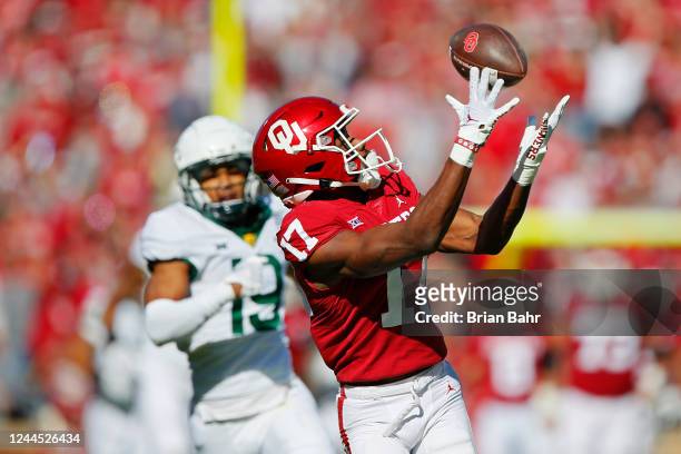 Wide receiver Marvin Mims Jr. #17 of the Oklahoma Sooners pulls down a 63-yard catch for a touchdown against cornerback AJ McCarty of the Baylor...