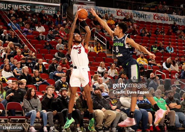 Stewart of the Sioux Falls Skyforce shoots a jumper past Josh Minott of the Iowa Wolves at the Wells Fargo Arena on November 5, 2022 in Des Moines,...