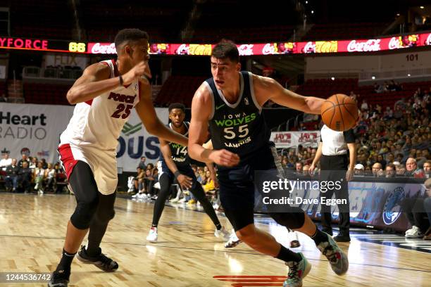 Luka Garza of the Iowa Wolves drives against Orlando Robinson of the Sioux Falls Skyforce at the Wells Fargo Arena on November 5, 2022 in Des Moines,...