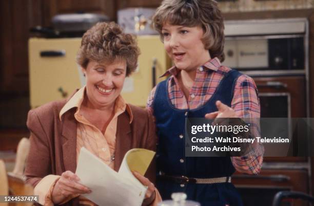 Los Angeles, CA Erma Bombeck, Miriam Flynn, behind the scenes, making of the ABC tv series 'Maggie'.