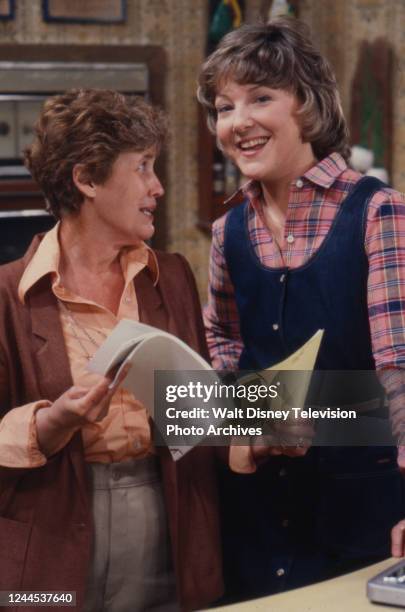 Los Angeles, CA Erma Bombeck, Miriam Flynn, behind the scenes, making of the ABC tv series 'Maggie'.