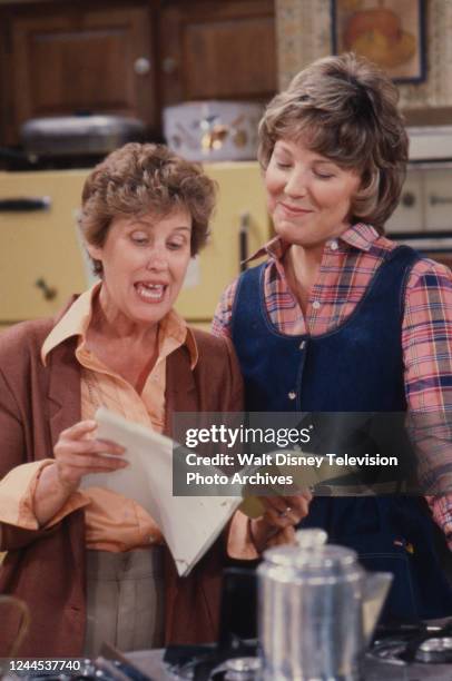 Los Angeles, CA Erma Bombeck, Miriam Flynn, behind the scenes, making of the ABC tv series 'Maggie'.