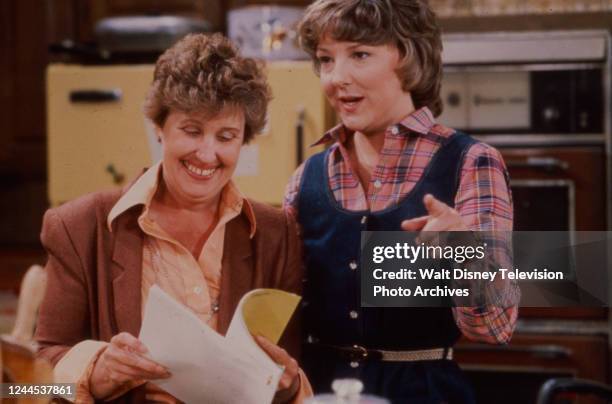 Los Angeles, CA Erma Bombeck, Miriam Flynn, behind the scenes, making of the ABC tv series 'Maggie'.