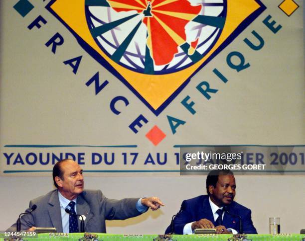 Le président de la République française Jacques Chirac et son homologue camerounais Paul Biya répondent aux questions des journalistes, le 19 janvier...