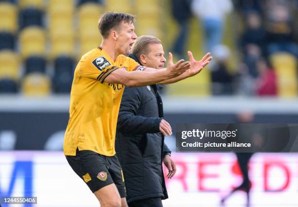 November 2022, Saxony, Dresden: Soccer: 3rd league, SG Dynamo Dresden - SC Freiburg II, Matchday 15, Rudolf-Harbig-Stadion. Dynamo's Tim Knipping...