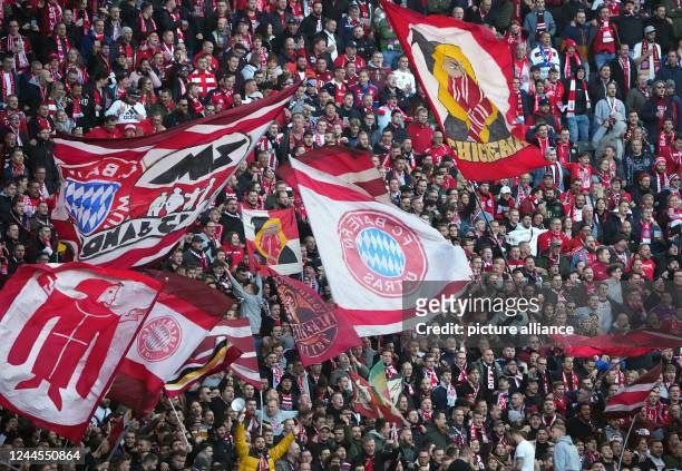 November 2022, Berlin: Soccer: Bundesliga, Hertha BSC - Bayern Munich, Matchday 13, Olympiastadion, Bayern fans wave flags. Photo: Soeren Stache/dpa...