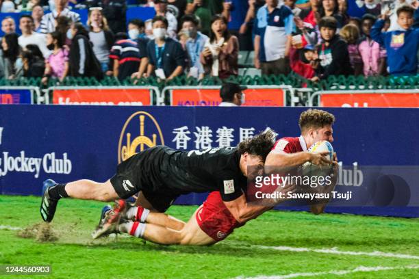 Leroy Carter of New Zealand tackles opponents in the 9th place play-off match against Canada on day three of the Cathay Pacific/HSBC Hong Kong Sevens...