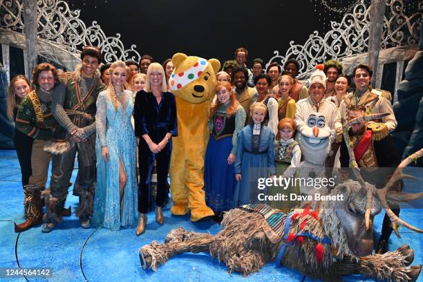 Sara Cox poses with Djavan van de Fliert, Samantha Barks, Emily Lane, Craig Gallivan, Oliver Ormson and other cast members at the Gala Performance of...