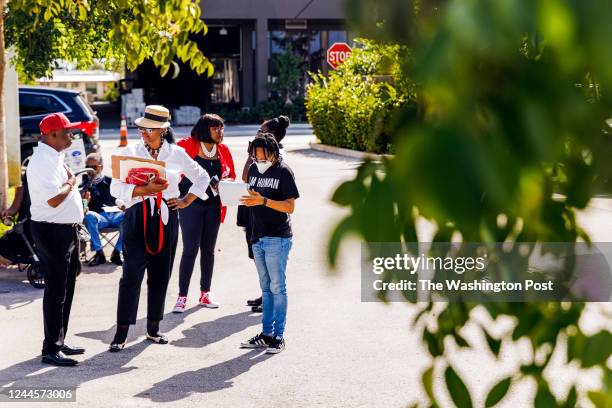 Linda Thigpen, second from left, talks with Gregory DeLaine, about signing a petition to put Medicaid expansion on the ballots during a Soul to the...