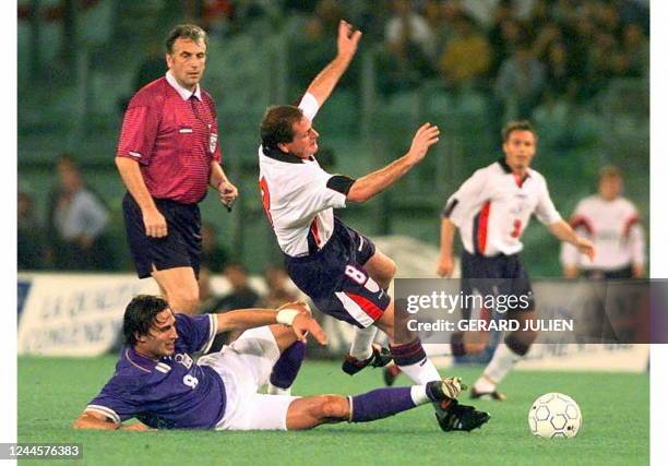 Le milieu de terrain anglais Paul Gascoigne chute après un tacle de l'italien Dino Baggio sous les yeux de l'arbitre hollandais, Mario Van Der Ende...