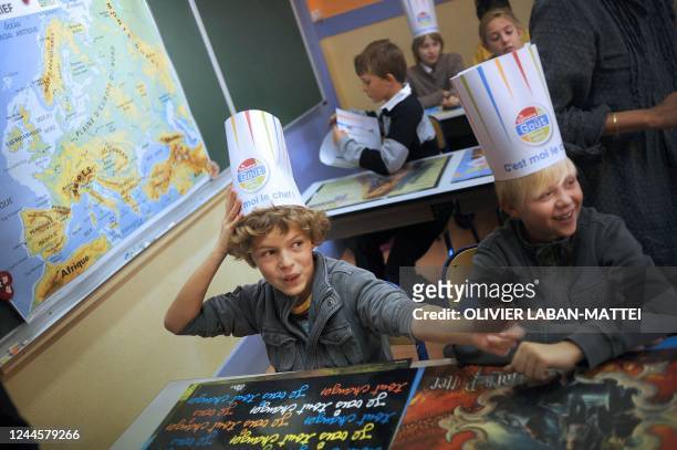 Des élèves d'une école primaire de Paris écoutent la leçon de goût dispensée par le chef du restaurant La Grenouillère, Alexandre Gauthier, le 12...