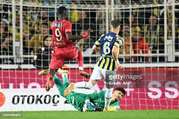 Mustapha Yatabare of Demir Grup Sivasspor, Fenerbahce SK goalkeeper Altay Bayindir, Ezgjan Alioski or Fenerbahce SK during the Turkish Super Lig...